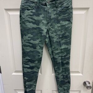 Universal Thread Women’s Green Camo Skinny Jeans